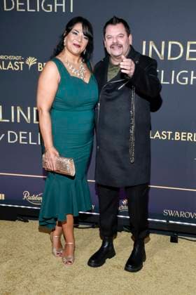 abb Sonia Guha-Thakurta und Ingo Appelt auf dem Teppich bei der Welt Premiere der neuen Grand Show Blinded by delight im Friedrichstadt-Palast am 08.10.2025 in Berlin Berlin Deutschland