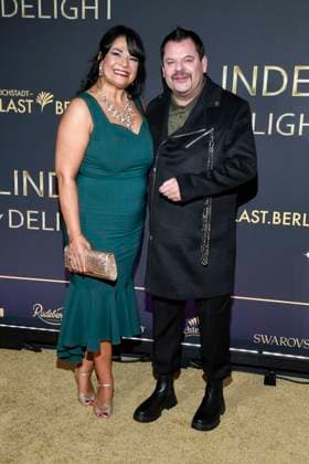 abb Sonia Guha-Thakurta und Ingo Appelt auf dem Teppich bei der Welt Premiere der neuen Grand Show Blinded by delight im Friedrichstadt-Palast am 08.10.2025 in Berlin Berlin Deutschland