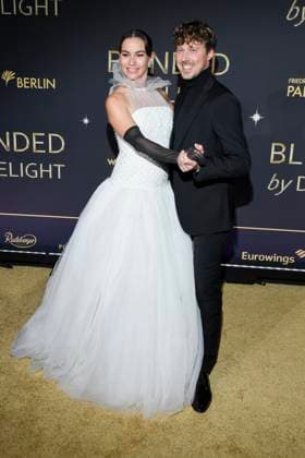abb Renate Lusin und Valentin Lusin auf dem Teppich bei der Welt Premiere der neuen Grand Show Blinded by delight im Friedrichstadt-Palast am 08.10.2025 in Berlin Berlin Deutschland