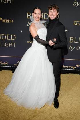 abb Renate Lusin und Valentin Lusin auf dem Teppich bei der Welt Premiere der neuen Grand Show Blinded by delight im Friedrichstadt-Palast am 08.10.2025 in Berlin Berlin Deutschland