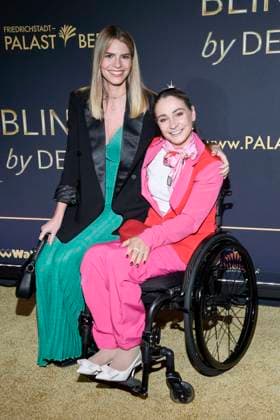 abb guest und Kristina Vogel auf dem Teppich bei der Welt Premiere der neuen Grand Show Blinded by delight im Friedrichstadt-Palast am 08.10.2025 in Berlin Berlin Deutschland