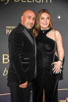 abb Arthur Abraham und Mary Abraham auf dem Teppich bei der Welt Premiere der neuen Grand Show Blinded by delight im Friedrichstadt-Palast am 08.10.2025 in Berlin Berlin Deutschland