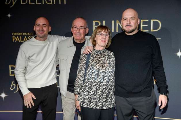 abb guest, Fazli Yurderi, Hilde Yurderi und Kool Savas auf dem Teppich bei der Welt Premiere der neuen Grand Show Blinded by delight im Friedrichstadt-Palast am 08.10.2025 in Berlin Berlin Deutschland