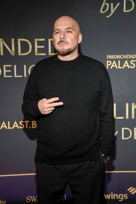 abb Kool Savas auf dem Teppich bei der Welt Premiere der neuen Grand Show Blinded by delight im Friedrichstadt-Palast am 08.10.2025 in Berlin Berlin Deutschland