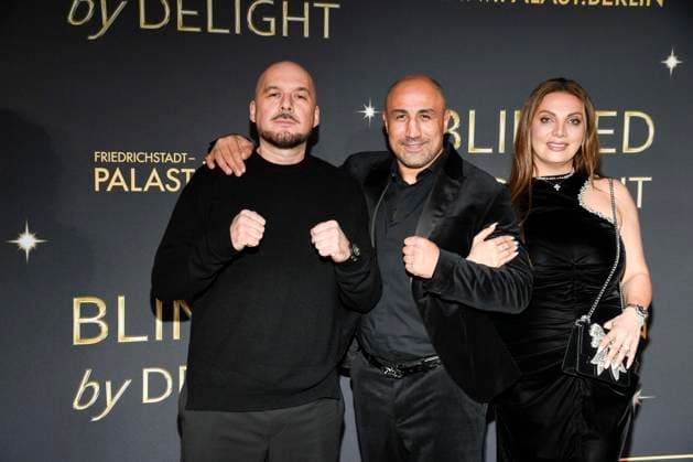 abb Kool Savas, Arthur Abraham und Mary Abraham auf dem Teppich bei der Welt Premiere der neuen Grand Show Blinded by delight im Friedrichstadt-Palast am 08.10.2025 in Berlin Berlin Deutschland