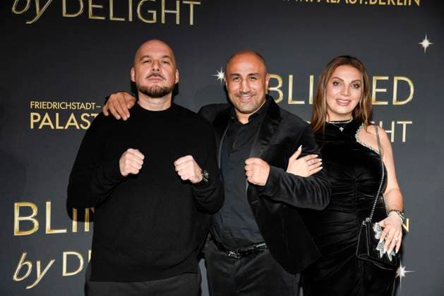 abb Kool Savas, Arthur Abraham und Mary Abraham auf dem Teppich bei der Welt Premiere der neuen Grand Show Blinded by delight im Friedrichstadt-Palast am 08.10.2025 in Berlin Berlin Deutschland