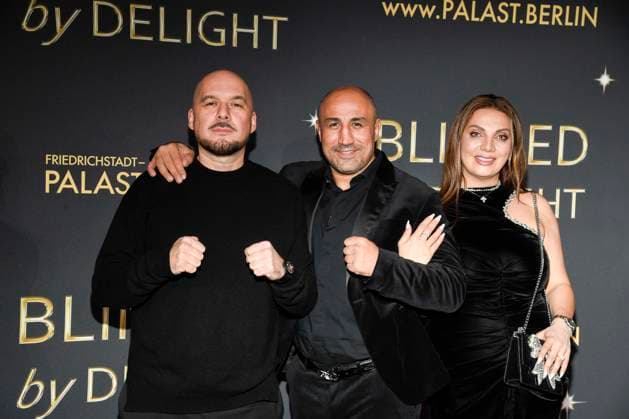 abb Kool Savas, Arthur Abraham und Mary Abraham auf dem Teppich bei der Welt Premiere der neuen Grand Show Blinded by delight im Friedrichstadt-Palast am 08.10.2025 in Berlin Berlin Deutschland