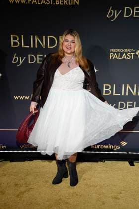 abb Alina Wichmann auf dem Teppich bei der Welt Premiere der neuen Grand Show Blinded by delight im Friedrichstadt-Palast am 08.10.2025 in Berlin Berlin Deutschland