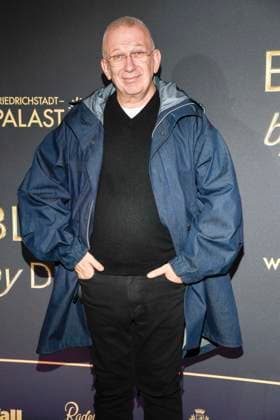 abb Jean-Paul Gaultier auf dem Teppich bei der Welt Premiere der neuen Grand Show Blinded by delight im Friedrichstadt-Palast am 08.10.2025 in Berlin Berlin Deutschland