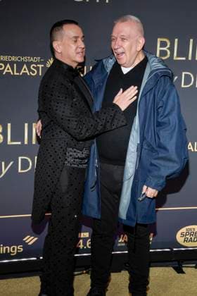 abb Jeremy Scott und Jean-Paul Gaultier auf dem Teppich bei der Welt Premiere der neuen Grand Show Blinded by delight im Friedrichstadt-Palast am 08.10.2025 in Berlin Berlin Deutschland