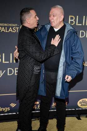 abb Jeremy Scott und Jean-Paul Gaultier auf dem Teppich bei der Welt Premiere der neuen Grand Show Blinded by delight im Friedrichstadt-Palast am 08.10.2025 in Berlin Berlin Deutschland
