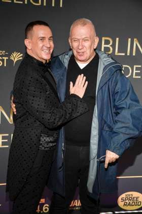 abb Jeremy Scott und Jean-Paul Gaultier auf dem Teppich bei der Welt Premiere der neuen Grand Show Blinded by delight im Friedrichstadt-Palast am 08.10.2025 in Berlin Berlin Deutschland