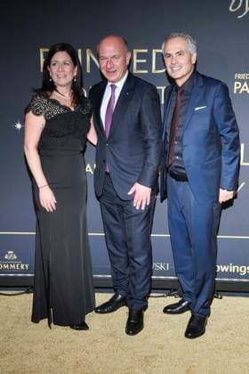 abb Katharina Guenther-Wuensch, Kai Wegner und Intendant Berndt Schmidt auf dem Teppich bei der Welt Premiere der neuen Grand Show Blinded by delight im Friedrichstadt-Palast am 08.10.2025 in Berlin Berlin Deutschland