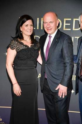 abb Katharina Guenther-Wuensch, Kai Wegner Berliner Borgermeister auf dem Teppich bei der Welt Premiere der neuen Grand Show Blinded by delight im Friedrichstadt-Palast am 08.10.2025 in Berlin Berlin Deutschland