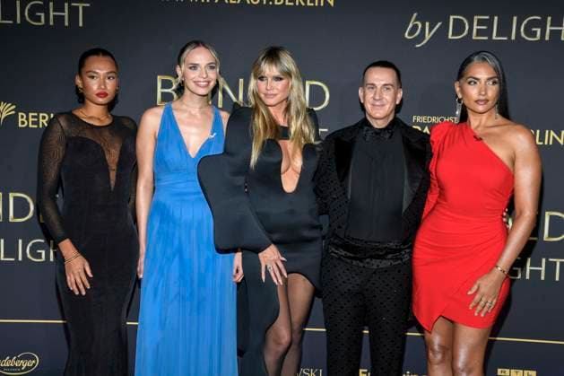 abb Jeremy Scott und Heidi Klum und Models auf dem Teppich bei der Welt Premiere der neuen Grand Show Blinded by delight im Friedrichstadt-Palast am 08.10.2025 in Berlin Berlin Deutschland
