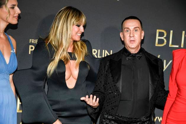 abb Jeremy Scott und Heidi Klum auf dem Teppich bei der Welt Premiere der neuen Grand Show Blinded by delight im Friedrichstadt-Palast am 08.10.2025 in Berlin Berlin Deutschland