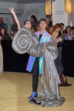 Klaudia Giez und Julian David - Weltpremiere der Show BLINDED by DELIGHT im Friedrichstadt-Palast Berlin am 08.10.2025. Premiere - BLINDED by DELIGHT