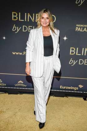 abb Kim Fisher auf dem Teppich bei der Welt Premiere der neuen Grand Show Blinded by delight im Friedrichstadt-Palast am 08.10.2025 in Berlin Berlin Deutschland