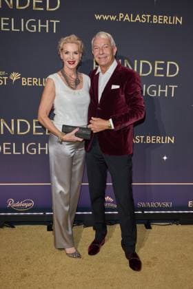 Grit Weiss und Prof. Dr. Jo Groebel - Weltpremiere der Show BLINDED by DELIGHT im Friedrichstadt-Palast Berlin am 08.10.2025. Premiere - BLINDED by DELIGHT