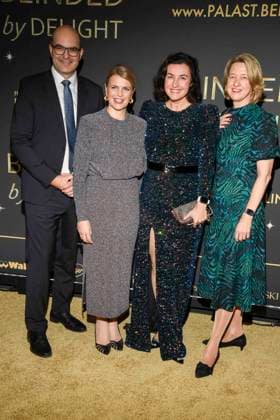 abb Dorothee Bär Baer Ministerin und Anja Weisgerber mit Begleitung auf dem Teppich bei der Welt Premiere der neuen Grand Show Blinded by delight im Friedrichstadt-Palast am 08.10.2025 in Berlin Berlin Deutschland