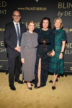 abb Dorothee Bär Baer Ministerin und Anja Weisgerber mit Begleitung auf dem Teppich bei der Welt Premiere der neuen Grand Show Blinded by delight im Friedrichstadt-Palast am 08.10.2025 in Berlin Berlin Deutschland