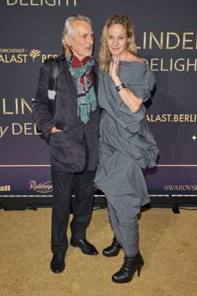 Alfred Hain (Vater) und Jeanette Hain - Weltpremiere der Show BLINDED by DELIGHT im Friedrichstadt-Palast Berlin am 08.10.2025. Premiere - BLINDED by DELIGHT