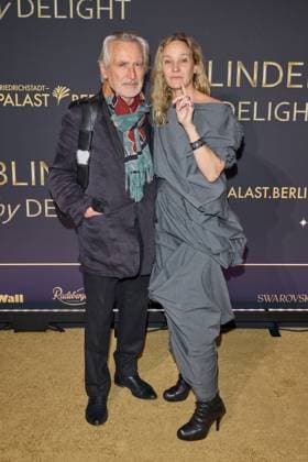 Alfred Hain (Vater) und Jeanette Hain - Weltpremiere der Show BLINDED by DELIGHT im Friedrichstadt-Palast Berlin am 08.10.2025. Premiere - BLINDED by DELIGHT