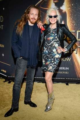 abb Ellen von Unwerth mit Begleitung auf dem Teppich bei der Welt Premiere der neuen Grand Show Blinded by delight im Friedrichstadt-Palast am 08.10.2025 in Berlin Berlin Deutschland