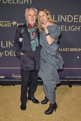Alfred Hain (Vater) und Jeanette Hain - Weltpremiere der Show BLINDED by DELIGHT im Friedrichstadt-Palast Berlin am 08.10.2025. Premiere - BLINDED by DELIGHT