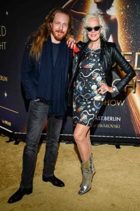 abb Ellen von Unwerth mit Begleitung auf dem Teppich bei der Welt Premiere der neuen Grand Show Blinded by delight im Friedrichstadt-Palast am 08.10.2025 in Berlin Berlin Deutschland