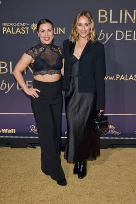 Sarah und Sina Tkotsch - Weltpremiere der Show BLINDED by DELIGHT im Friedrichstadt-Palast Berlin am 08.10.2025. Premiere - BLINDED by DELIGHT