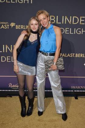 Annika Ernst mit Tochter Luna Ernst - Weltpremiere der Show BLINDED by DELIGHT im Friedrichstadt-Palast Berlin am 08.10.2025. Premiere - BLINDED by DELIGHT