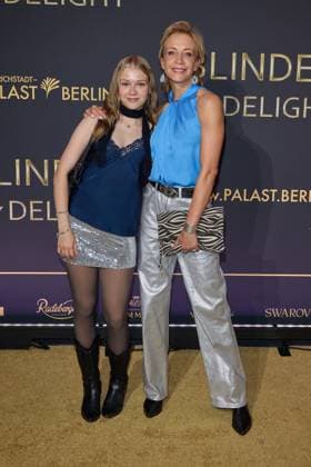 Annika Ernst mit Tochter Luna Ernst - Weltpremiere der Show BLINDED by DELIGHT im Friedrichstadt-Palast Berlin am 08.10.2025. Premiere - BLINDED by DELIGHT