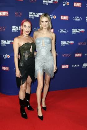 Bunte New Faces Award Film in Berlin Pretty Pink und Kim Hnizdo bei der Verleihung des BUNTE New Face AWARDS im Festsaal Kreuzberg in Berlin am 08.10.2025