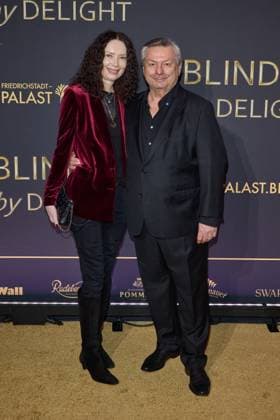 Petra Boellman und Waldemar Hartmann - Weltpremiere der Show BLINDED by DELIGHT im Friedrichstadt-Palast Berlin am 08.10.2025. Premiere - BLINDED by DELIGHT
