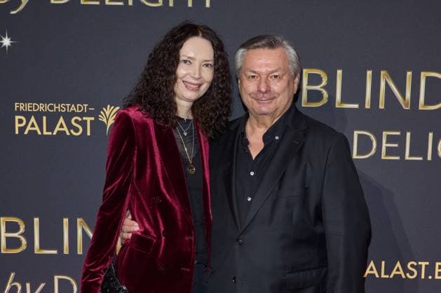 Petra Boellman und Waldemar Hartmann - Weltpremiere der Show BLINDED by DELIGHT im Friedrichstadt-Palast Berlin am 08.10.2025. Premiere - BLINDED by DELIGHT