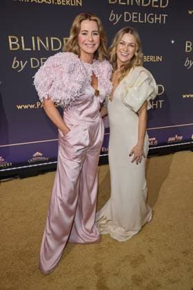 Bettina Cramer und Linda Hesse - Weltpremiere der Show BLINDED by DELIGHT im Friedrichstadt-Palast Berlin am 08.10.2025. Premiere - BLINDED by DELIGHT