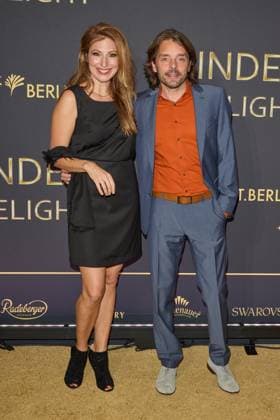 Ron Prosor mit Ehefrau Hadas Prosor - Weltpremiere der Show BLINDED by DELIGHT im Friedrichstadt-Palast Berlin am 08.10.2025. Premiere - BLINDED by DELIGHT