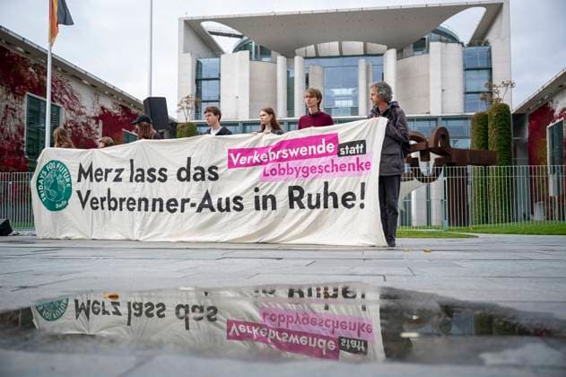 Protest Autogipfel EUR, Deutschland, Berlin, 09.10.2025: Protest gegen den Gipfel. Bundeskanzler Friedrich Merz (CDU) lädt zum Automobildialog der Bundesregierung ein, in Anwesenheit der BM Klingbeil, BM in Reiche, BM Schnieder, BM Schneider, BM in Bas, BM Frei. *** Protest car summit EUR, Germany, Berlin, 09 10 2025 Protest against the summit Federal Chancellor Friedrich Merz CDU invites to the automotive dialog of the federal government, in the presence of BM Klingbeil, BM in Reiche, BM Schnieder, BM Schneider, BM in Bas, BM Frei