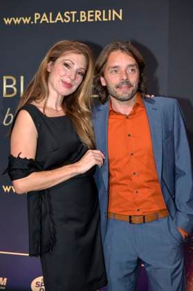 Mara Bergmann mit Partner Alexander Hoffmann bei der Weltpremiere der Blinded by Delight Grand Show 2025 im Friedrichstadt-Palast. Berlin, 08.10.2025