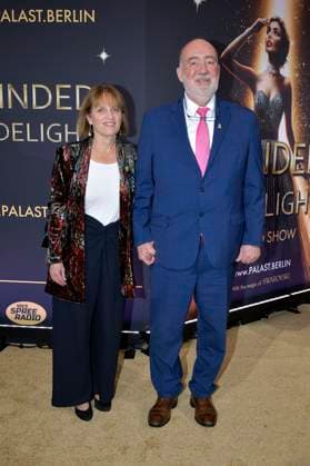 Ron Prosor mit Ehefrau Hadas Prosor bei der Weltpremiere der Blinded by Delight Grand Show 2025 im Friedrichstadt-Palast. Berlin, 08.10.2025