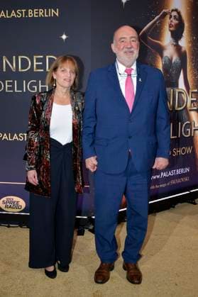 Ron Prosor mit Ehefrau Hadas Prosor bei der Weltpremiere der Blinded by Delight Grand Show 2025 im Friedrichstadt-Palast. Berlin, 08.10.2025