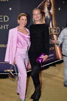 Gisa Zach und Eva Mona Rodekirchen bei der Weltpremiere der Blinded by Delight Grand Show 2025 im Friedrichstadt-Palast. Berlin, 08.10.2025