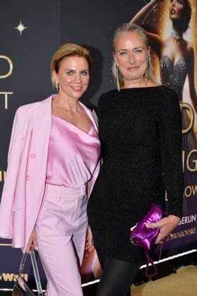 Gisa Zach und Eva Mona Rodekirchen bei der Weltpremiere der Blinded by Delight Grand Show 2025 im Friedrichstadt-Palast. Berlin, 08.10.2025