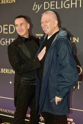 Jeremy Scott und Jean Paul Gaultier bei der Weltpremiere der Blinded by Delight Grand Show 2025 im Friedrichstadt-Palast. Berlin, 08.10.2025