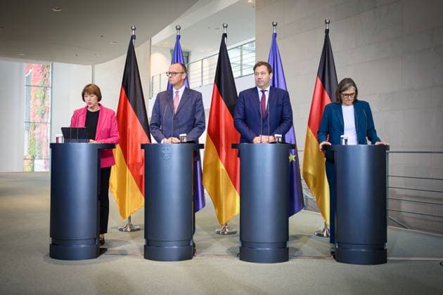 Berlin, Pressestatements Friedrich Merz, Lars Klingbeil, Hildegard Müller und Christiane Brenner Pressestatements Friedrich Merz, Lars Klingbeil, der Präsidentin des VDA, Hildegard Müller, und der 1. Vorsitzenden der IG Metall, Christiane Brenner am 09.10.2025 im Bundeskanzleramt in Berlin. Berlin Bundeskanzleramt Berlin Deutschland *** Berlin, Press statements Friedrich Merz, Lars Klingbeil, Hildegard Müller and Christiane Brenner Press statements Friedrich Merz, Lars Klingbeil, the President of the VDA, Hildegard Müller, and the 1st Chairwoman of IG Metall, Christiane Brenner on 09 10 2025 at the Federal Chancellery in Berlin Berlin Federal Chancellery Berlin Germany