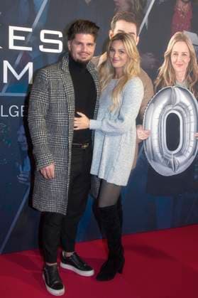 Lennart Hartmann mit Begleitung bei der Premiere der ZDF Krimiserie Ein starkes Team - Für immer jung in der Astor Film Lounge. Berlin, 08.10.2025
