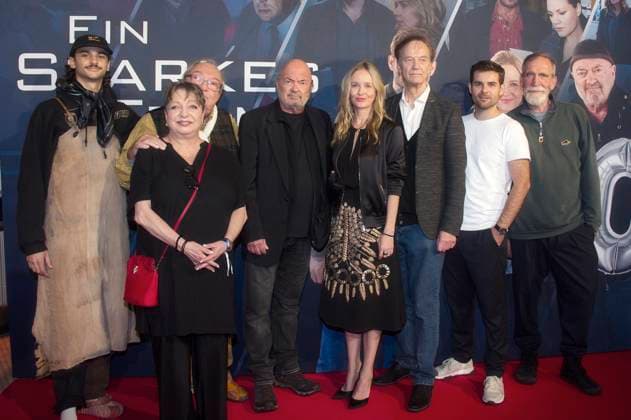 Martin Penaloza Cecconi, Manon Strache, Jaecki Schwarz, Florian Martens, Stefanie Stappenbeck, Arnfried Lerche, Lucas Reiber und Jochen Nickel bei der Premiere der ZDF Krimiserie Ein starkes Team - Für immer jung in der Astor Film Lounge. Berlin, 08.10.2025