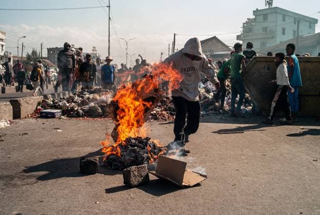 Protests over power and water outages continue in Madagascar ANTANANARIVO, MADAGASCAR - OCTOBER 9: Security forces intervene against the Gen-Z protesters, who protested electricity and water outages are continuing, in Antananarivo, Madagascar on October 9, 2025. Rafalia Henitsoa Anadolu Antananarivo Madagascar. Editorial use only. Please get in touch for any other usage.  Copyright: x2025xAnadoluxRafaliaxHenitsoax