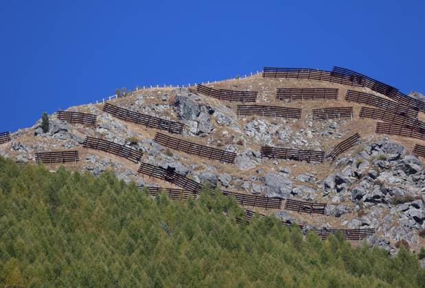 Hier der Bild Lawinenverbauung am einem Steilhang hoch über der Ortschaft Reschen in Südtirol, Lawinenschutz, Schutzmassnahme, Stahlschneebrücken *** Here is a picture of avalanche barriers on a steep slope high above the village of Reschen in South Tyrol, avalanche protection, protective measures, steel snow bridges